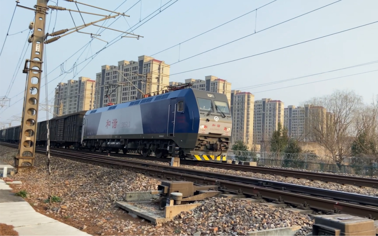 20220228 上局杭段hxd1b0513 牵引货列 沪昆线下行通过松江站_哔哩