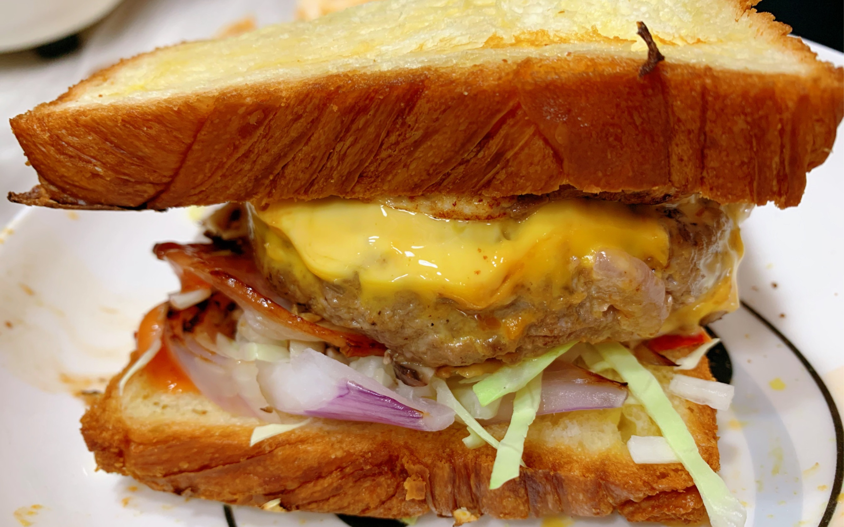 教你做好吃到爆炸的美式芝士牛肉家庭汉堡,在家也能体会幸福的味道