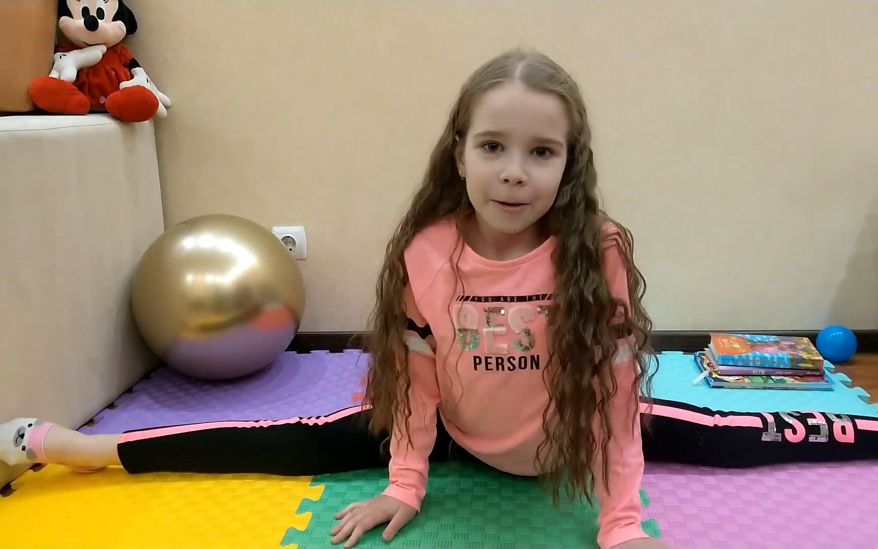 可爱俄罗斯女孩练体操