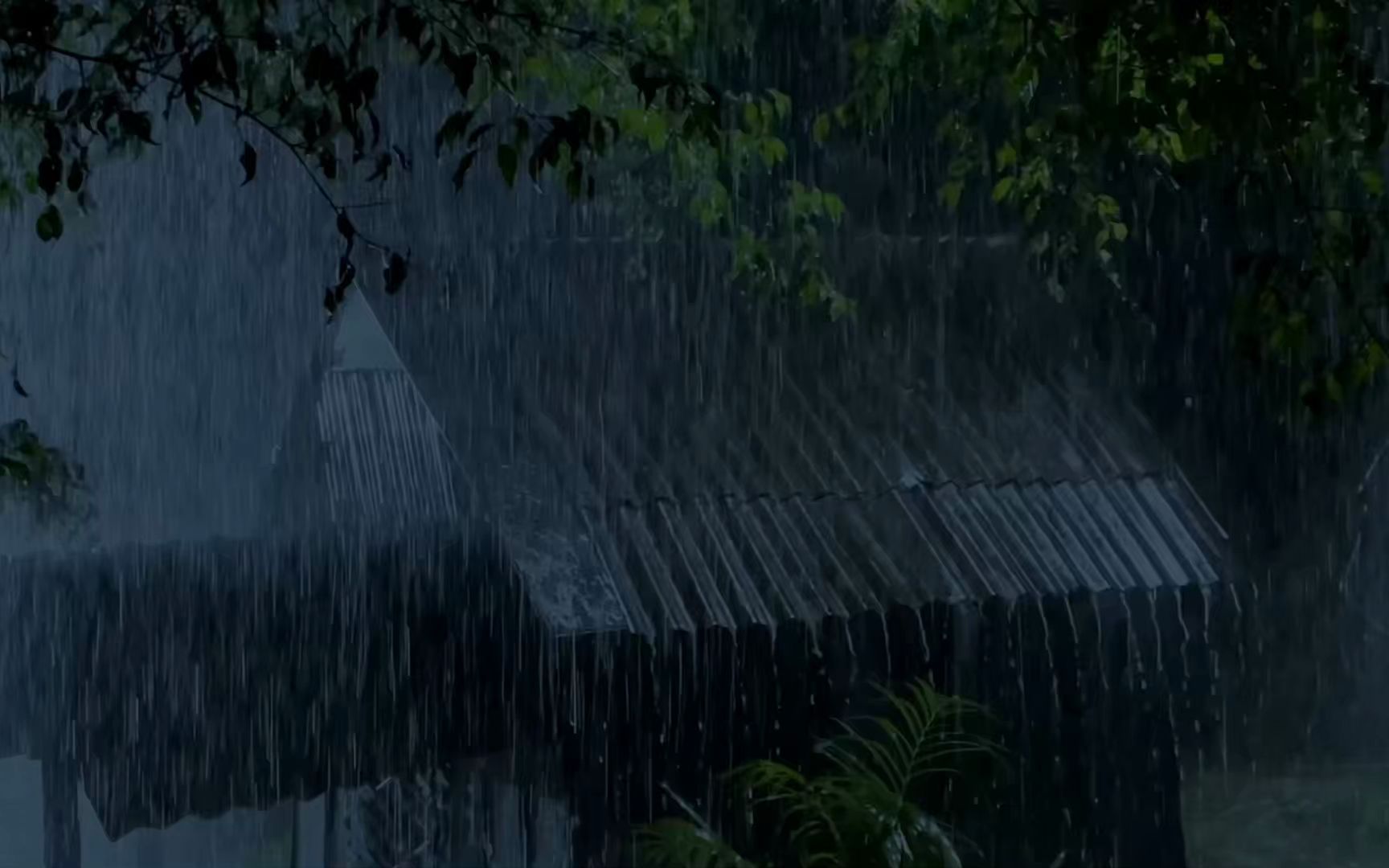 雨夜中的完美深眠,大雨和铁皮帐篷屋顶上的强大雷声
