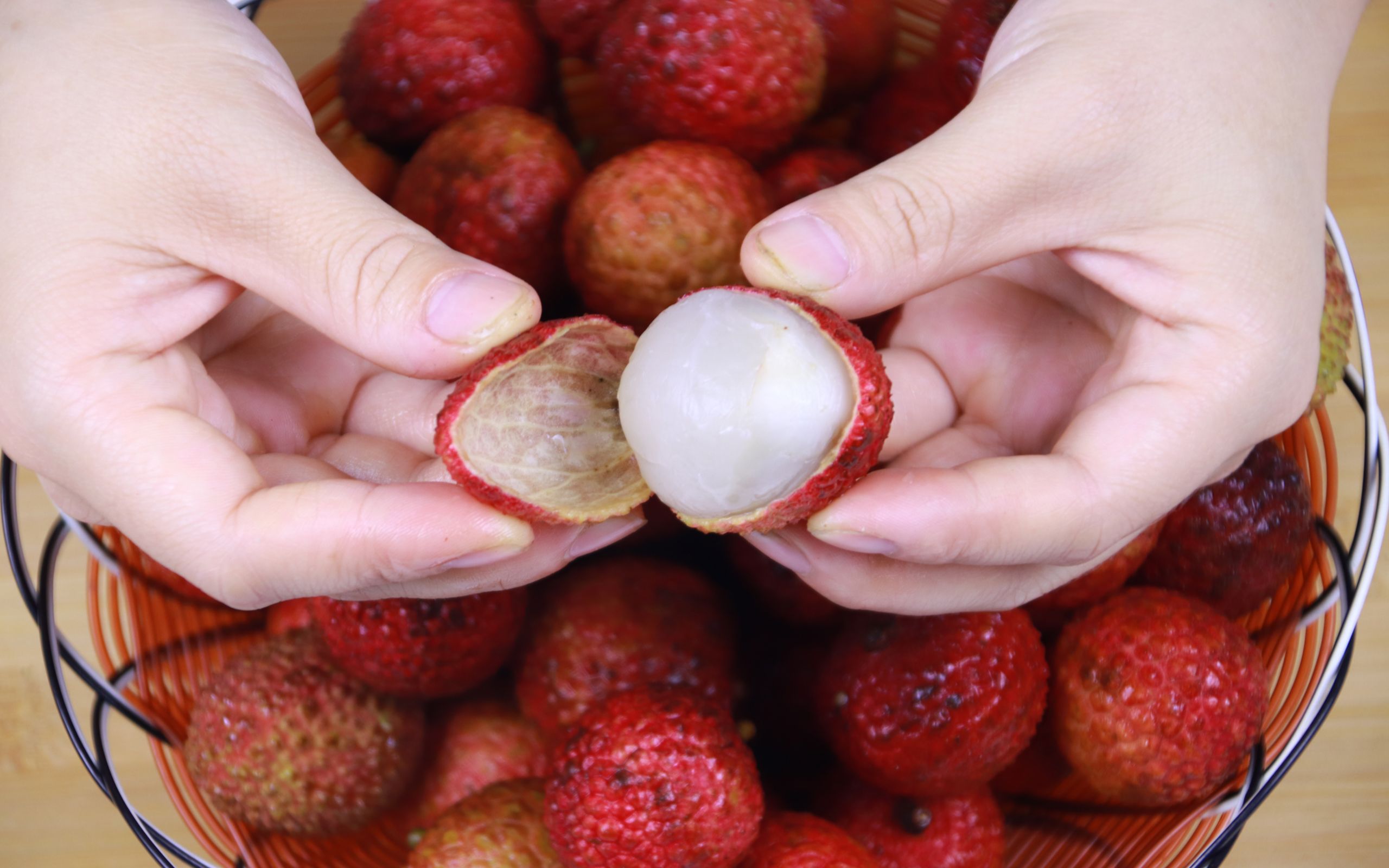 今天才知道,剥荔枝前这样挤一挤,不脏手也不流汁,这方法超棒