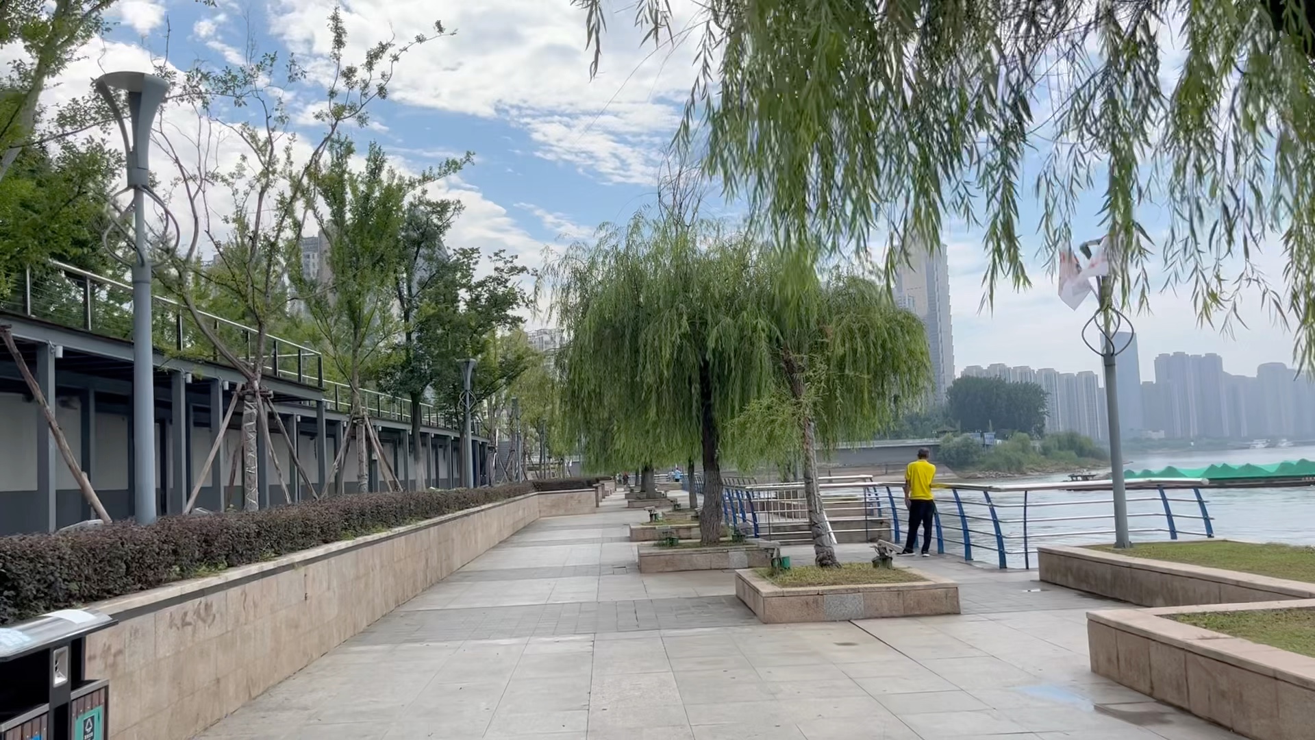 芜湖滨江公园,还能看到芜湖长江大桥呢,往南走就以中江塔为终点吧
