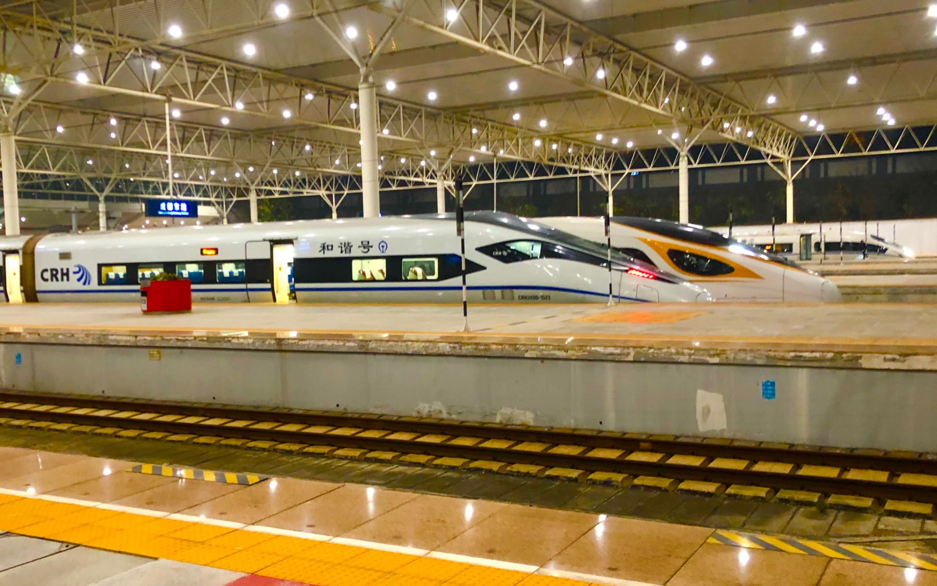 c6336进成都东站17站台交汇g2192,g3293和g2372多趟车 20:42 20220117