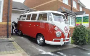 Video herunterladen: 大众T1 VW Split Screen Camper Clean