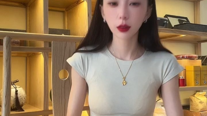 茶店女老板展示美甲