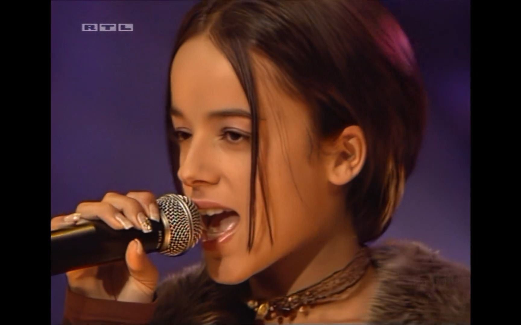 [图]合成器流行 流行电音舞曲 Alizée - Moi... Lolita (Live Top Of The Pops 2001现场版)