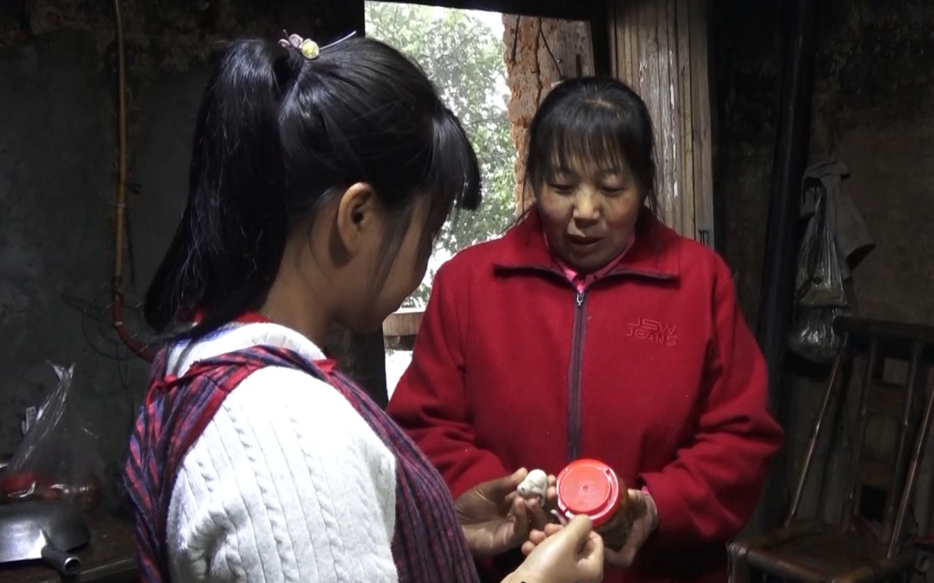 农村小英子:英子准备在网上卖萝卜干,幺妈都再做点卖,说干就干