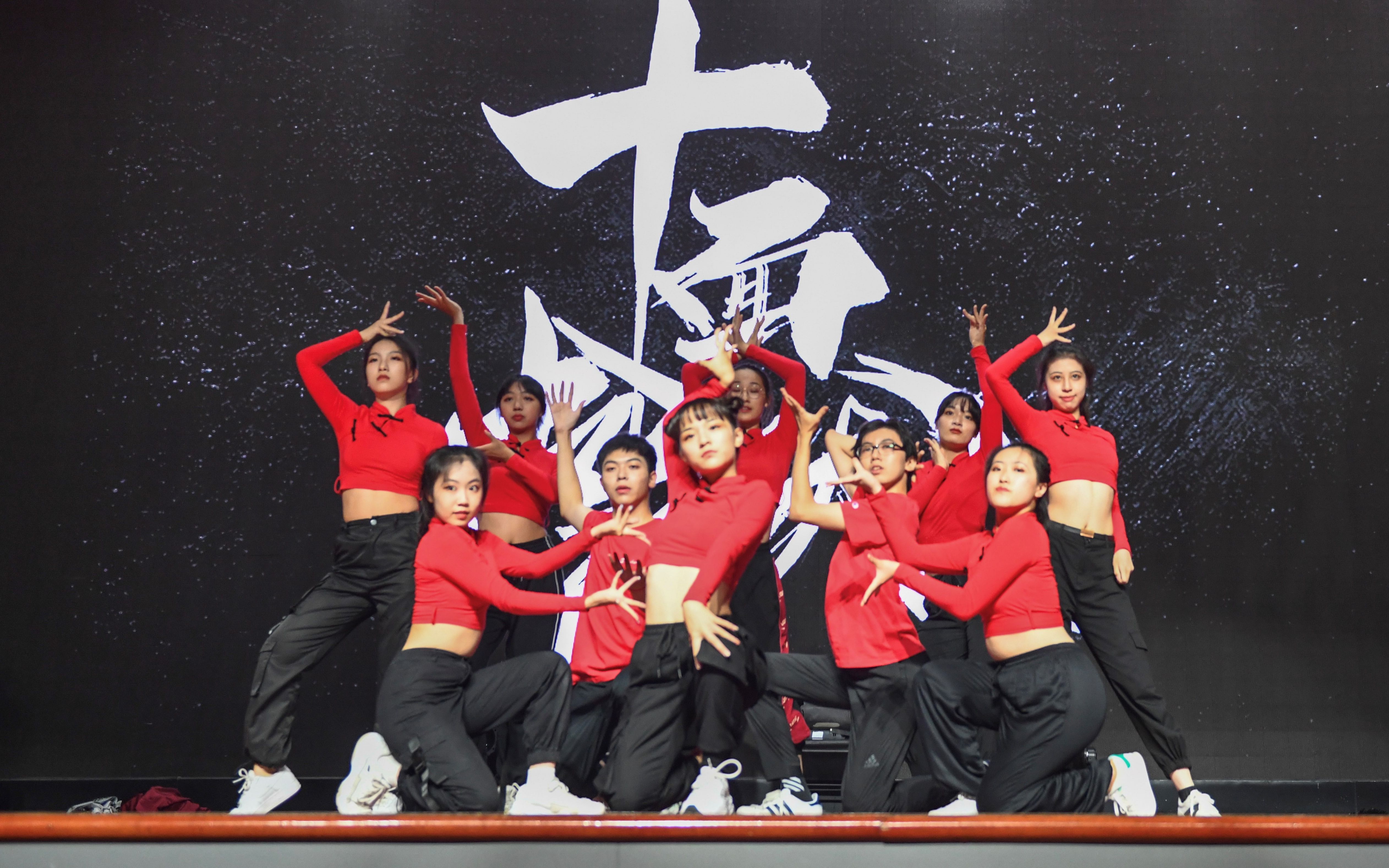 高中生翻跳十人版本十面埋伏最飒的中国风舞台就在这