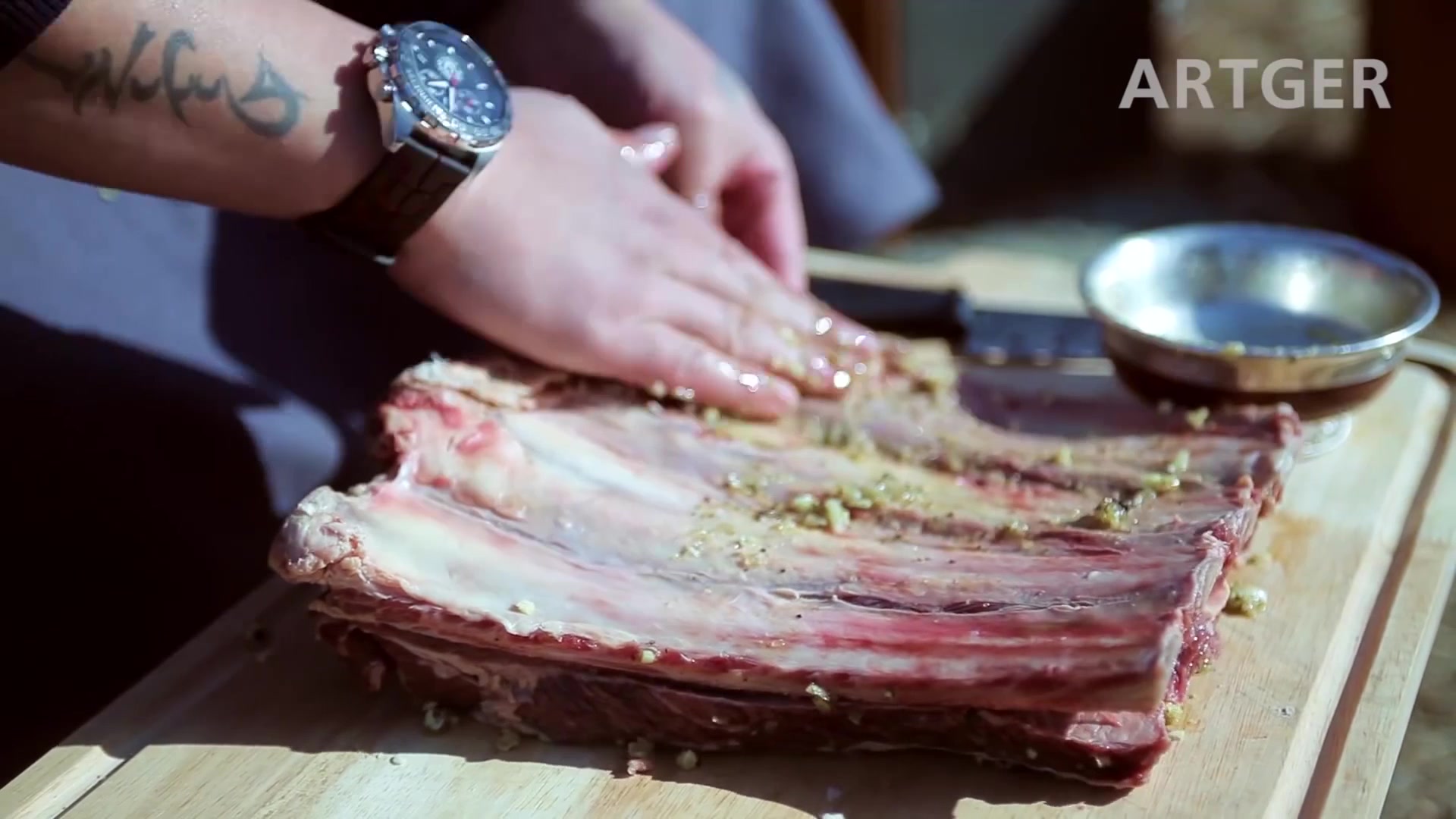 可汗的野生厨房蒙古铁汉野外烤牛排隔着屏幕都能闻到香味