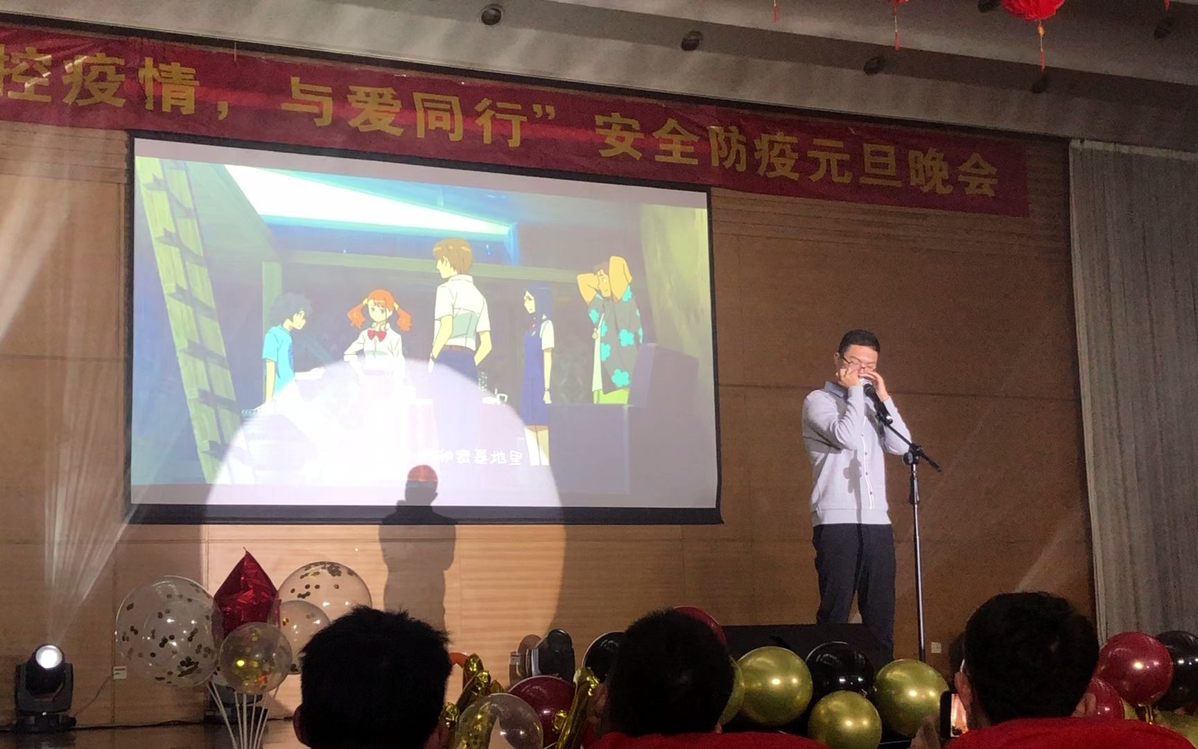 [图]最最感动的一次口琴演奏！在学校元旦晚会吹未闻花名