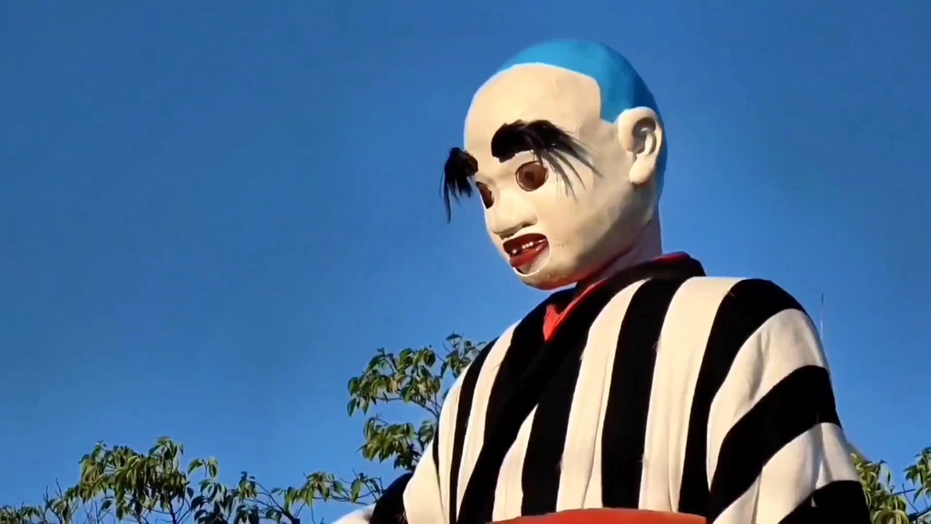 不同国家的巨型木偶