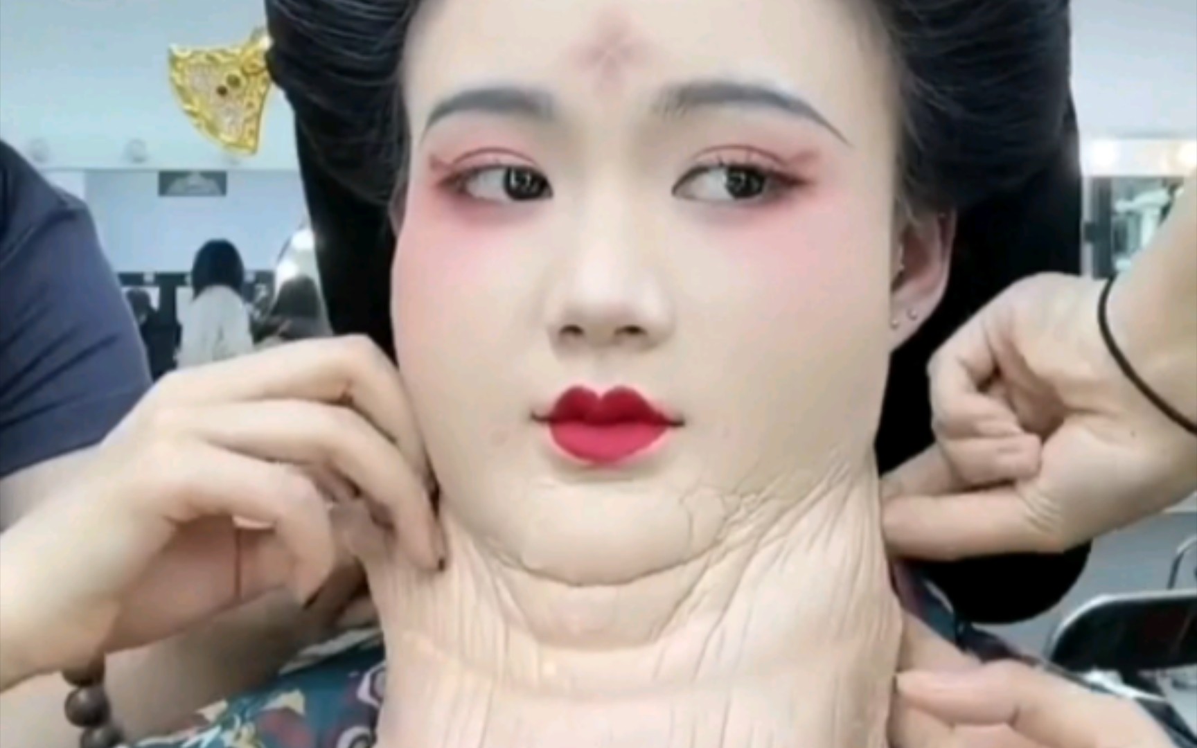 脸皮竟然能扯下来?原来不是大码女生