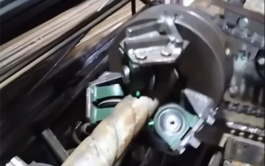 神奇的扭绞机,坚硬的方管瞬间就被拧成麻花