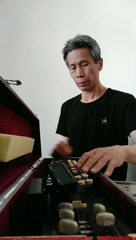 大爷演奏学习雷锋好榜样大正琴凤凰琴