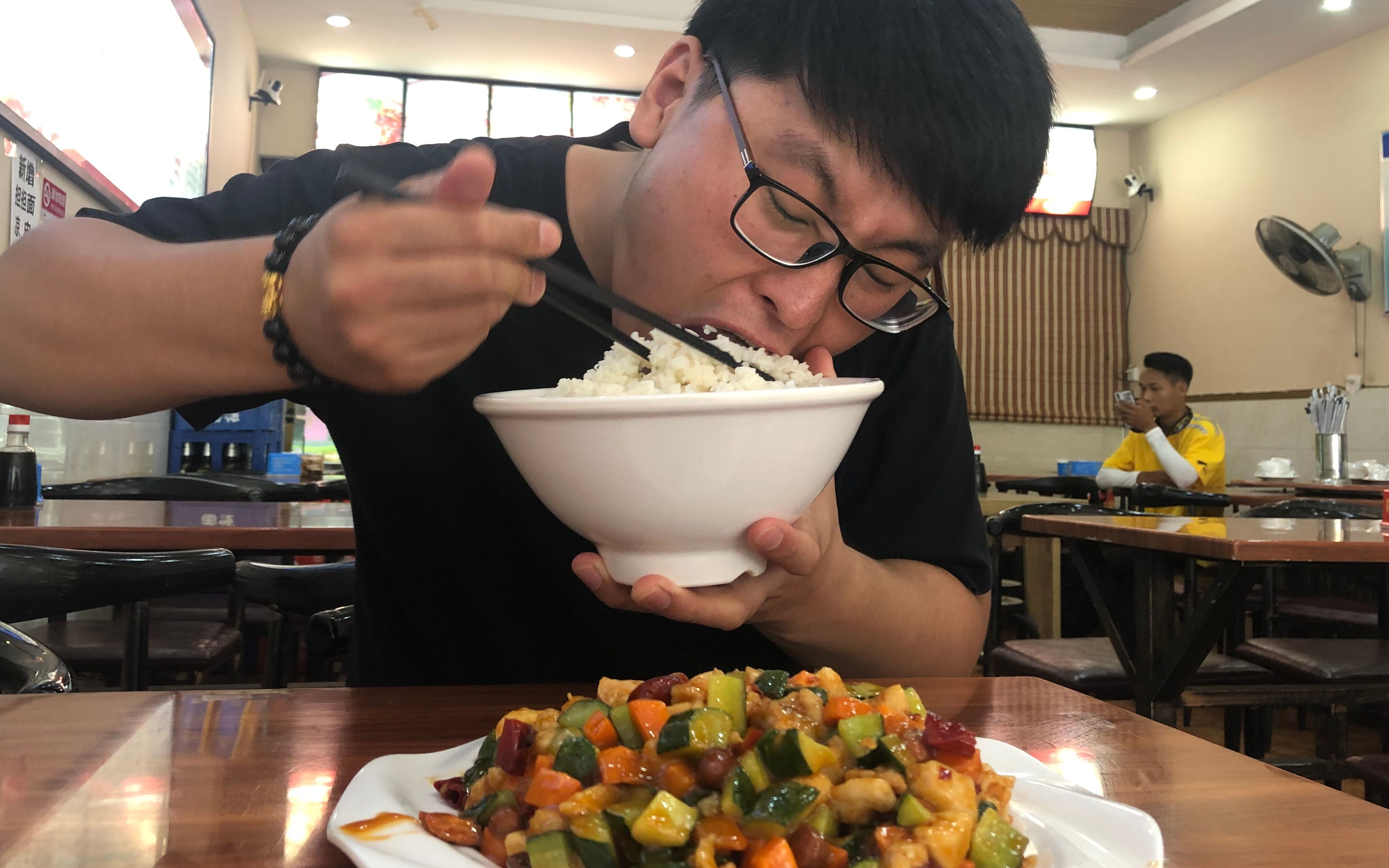 大军饭店吃饭,一份宫保鸡丁,用盆盛米饭,猛吃猛吃真过瘾