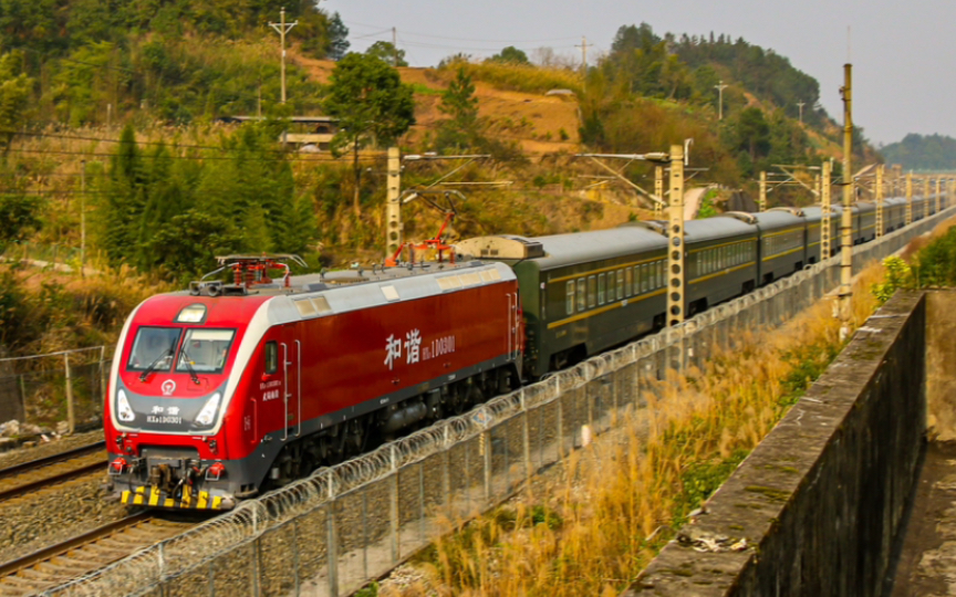 「中国铁路·襄渝线」武局南段hxd1d-0301牵引z95次襄渝下行线通过!