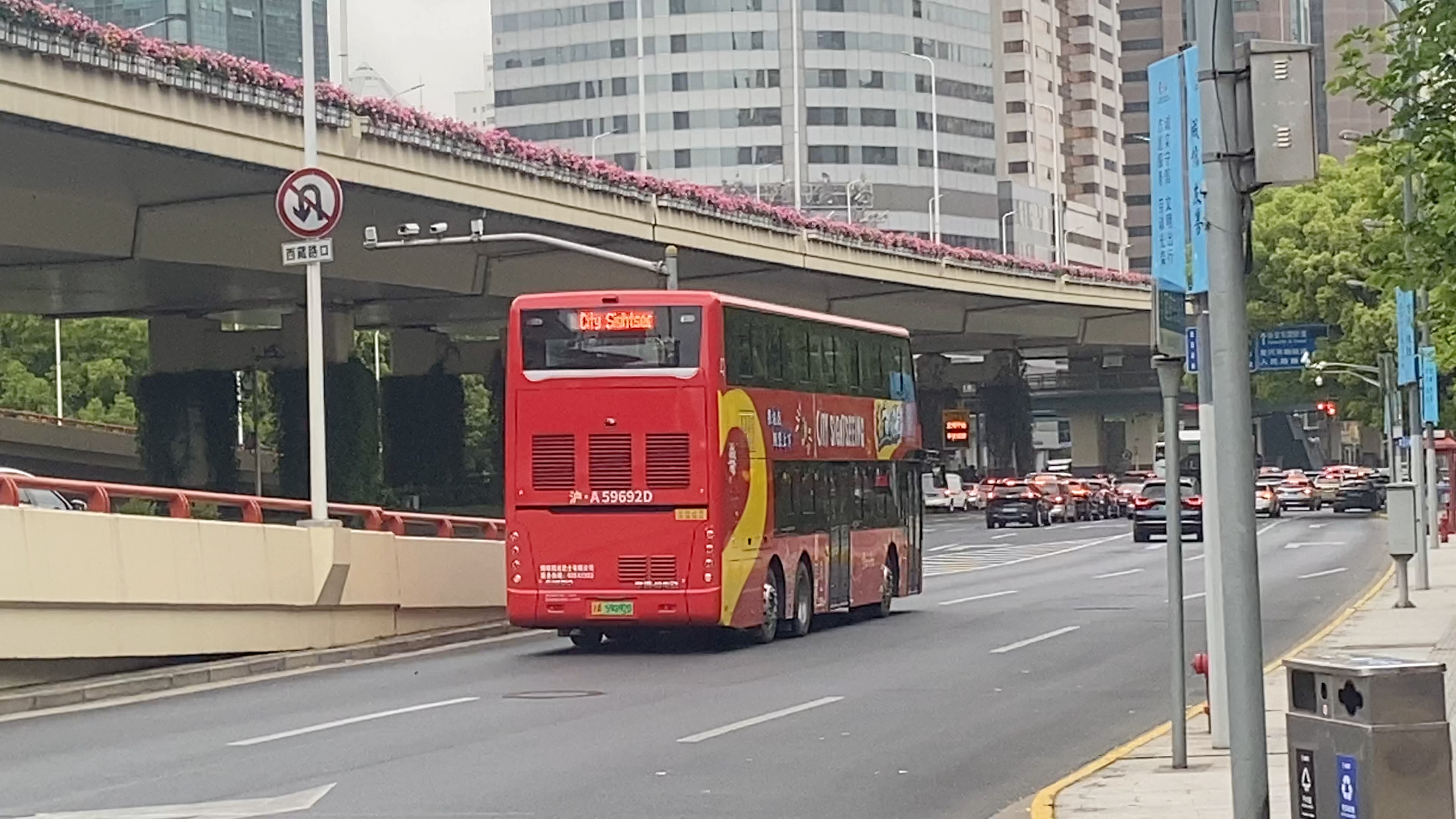 都市旅游观光2号线宇通三轴纯电双层出站