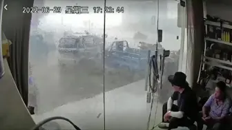 Descargar video: 女子暴风雨中关玻璃门，门突炸裂女子被风吹跑，监控拍下可怕瞬间