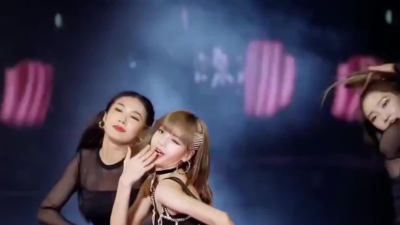 blackpink成员lisa跳舞,不愧是团里的舞蹈担当,我太喜欢看lisa了!