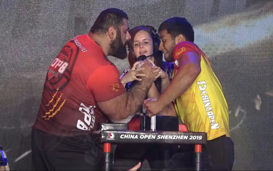 体重相差80㎏的一场扳手腕比赛!勒万 vs 奥加贝夫