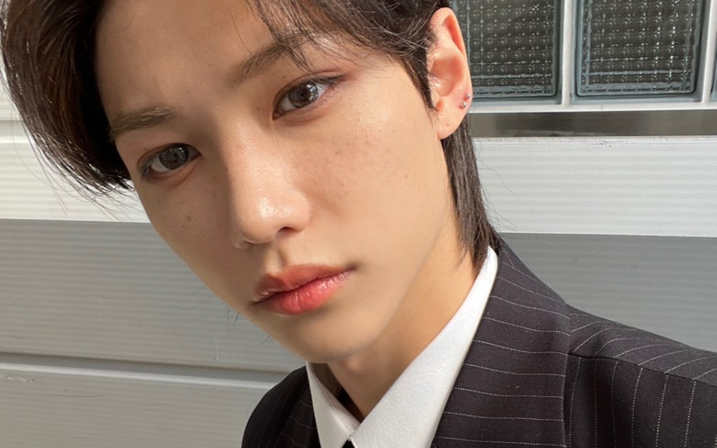 【李龙馥felix】泡泡更新 | 黑发黑西装龙哥 耳骨钉莫名瑟瑟 整肃崛起