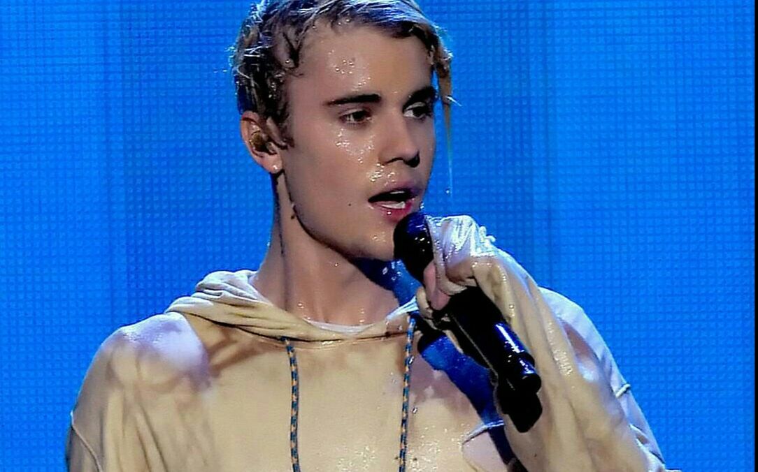 【justin bieber】小贾湿身表演《sorry》!