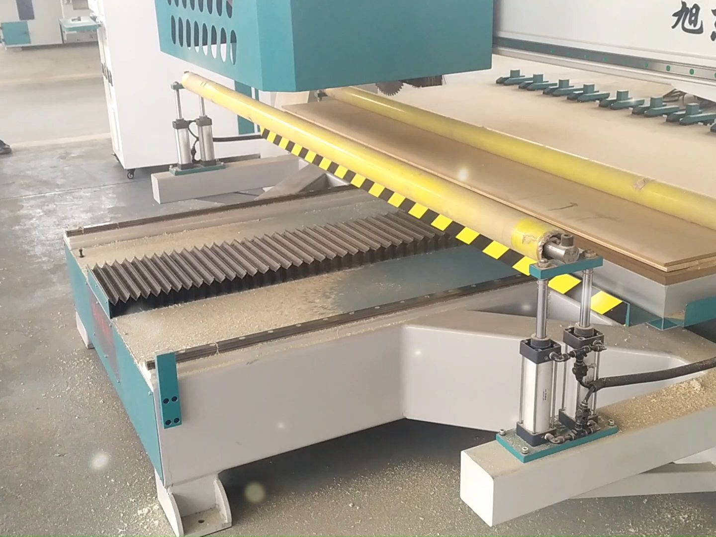 数控塑料裁板锯 礼盒包装数控裁板锯工作原理