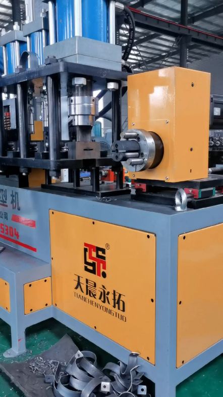 40-4扁铁抱箍成型机调试生产中