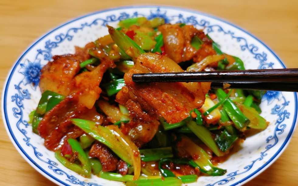 川味回锅肉回锅肉是川渝地区每家每户都会做的一道家常菜咸香微辣色泽