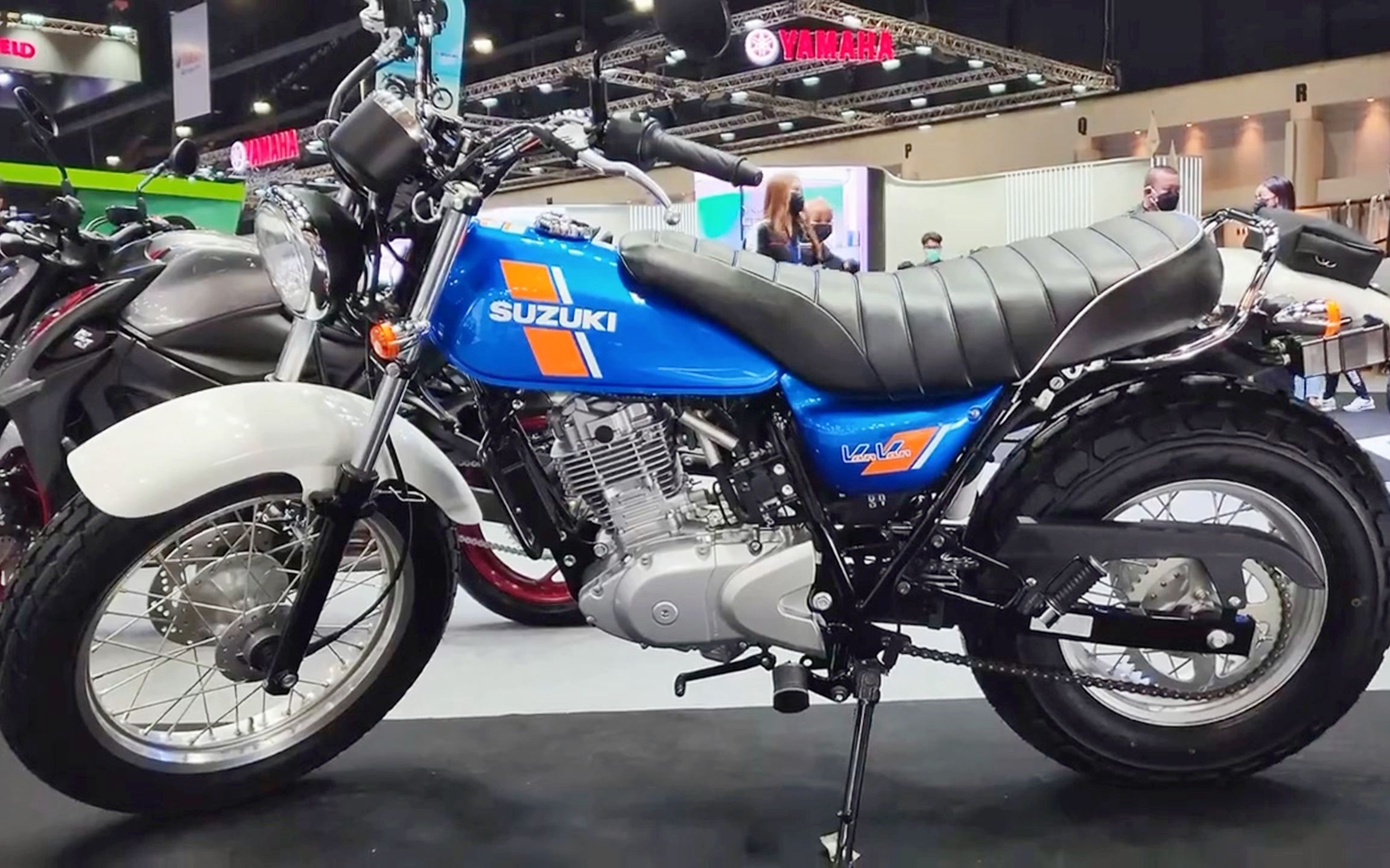 14800元的铃木200复古街车,皮实耐用,油耗3l,和铃木草上飞比比如何?