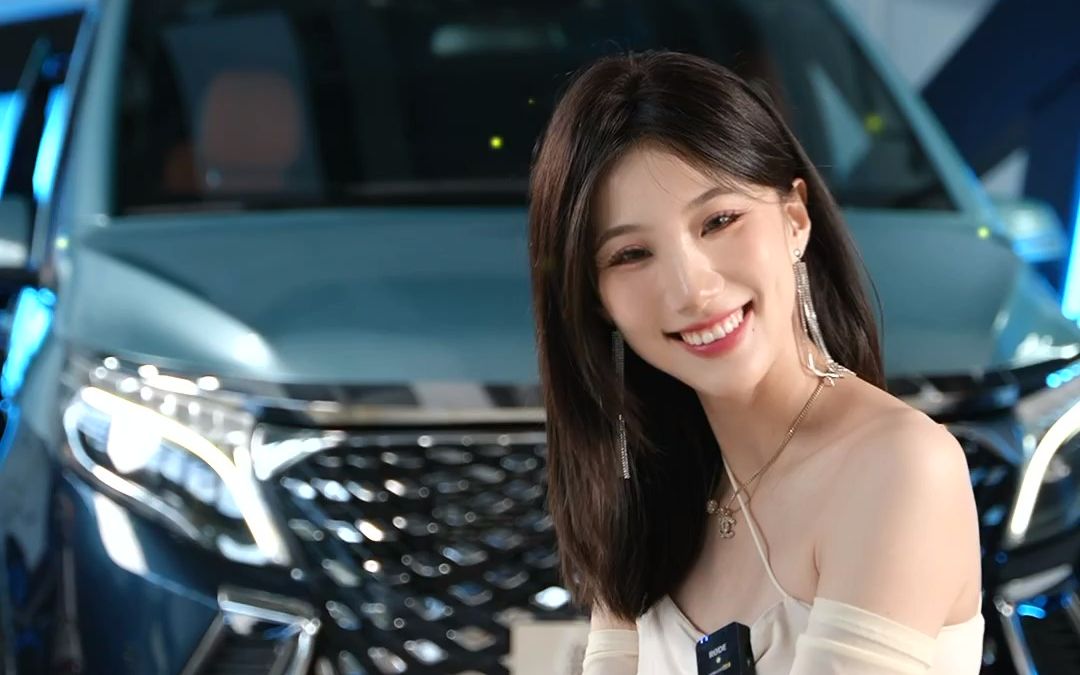 绝美神圣跪地膜拜完美大长腿模特女神申雪儿身穿白色紧