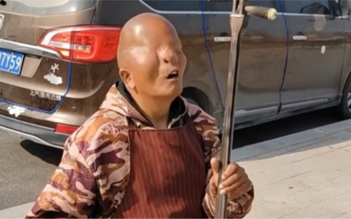 "无眼人"街头卖艺演奏二胡,生活不会辜负每一个努力的人
