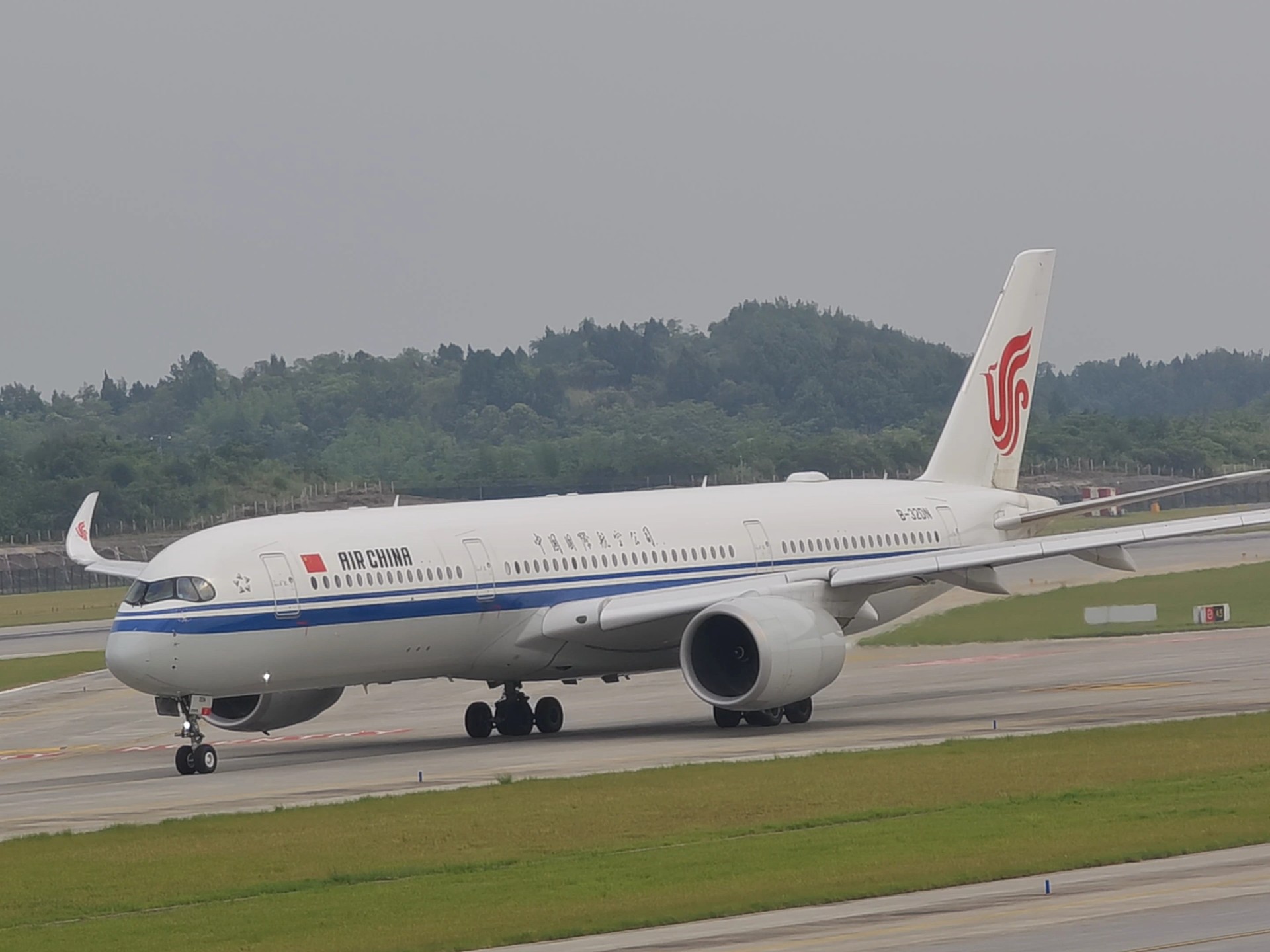 国航a350宽体大飞机 成都天府01跑道起飞