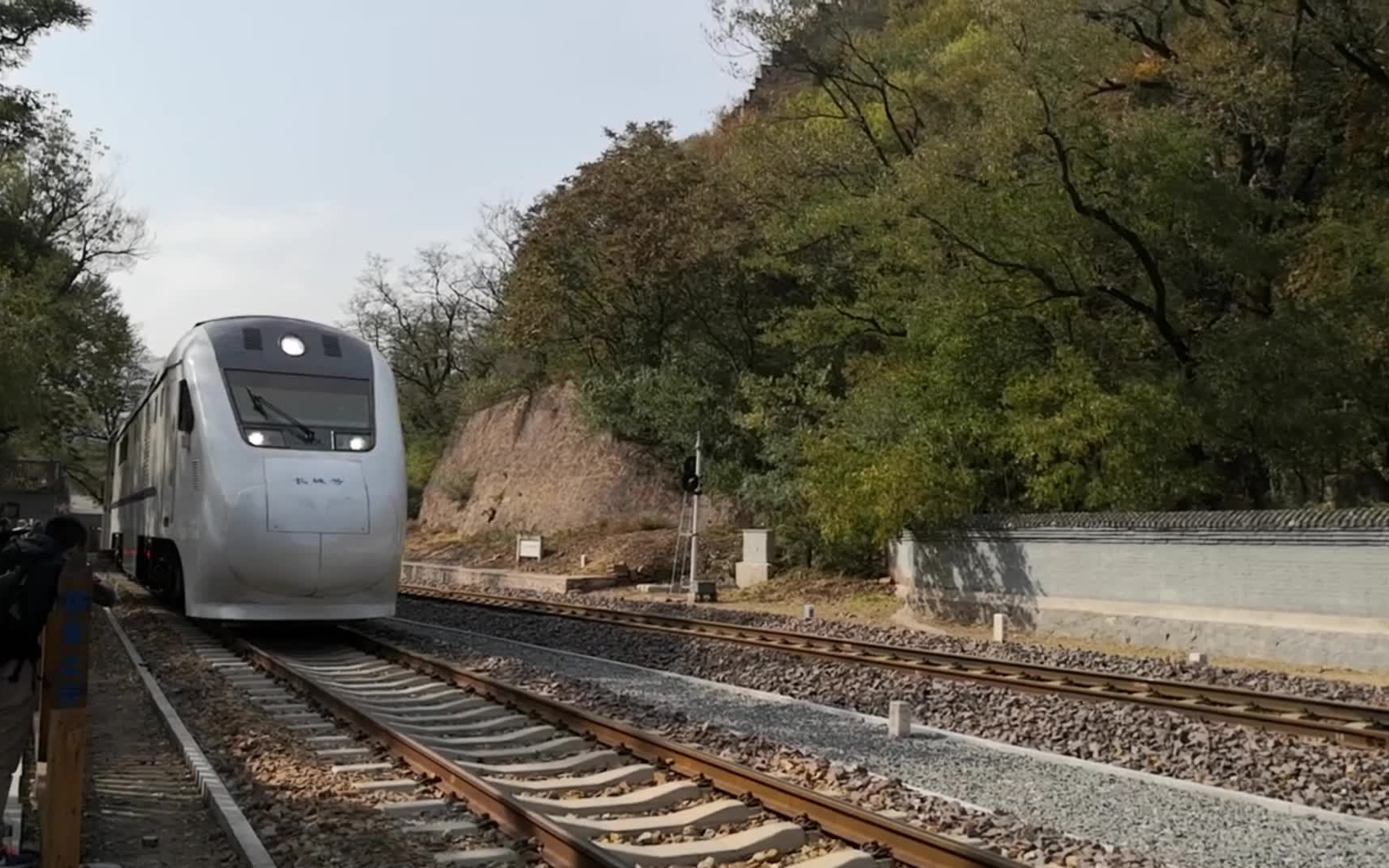 10.22 北京城市鐵路s2線列車通過青龍橋站