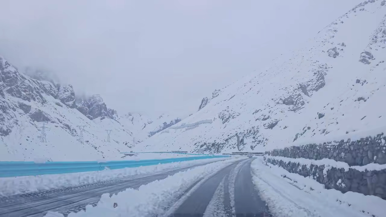 独库公路中段下雪了