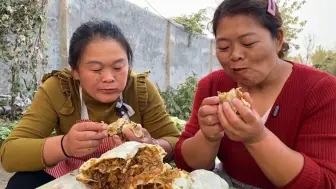 Скачать видео: 5斤辣萝卜加半斤粉条，姐俩蒸了一锅萝卜坨，皮薄馅足真好吃