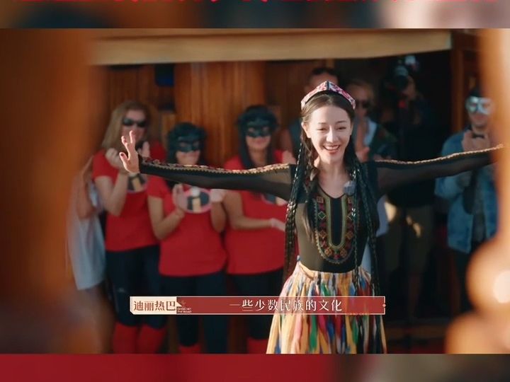 迪丽热巴跳新疆舞,透过旋转的舞步传递民族文化魅力