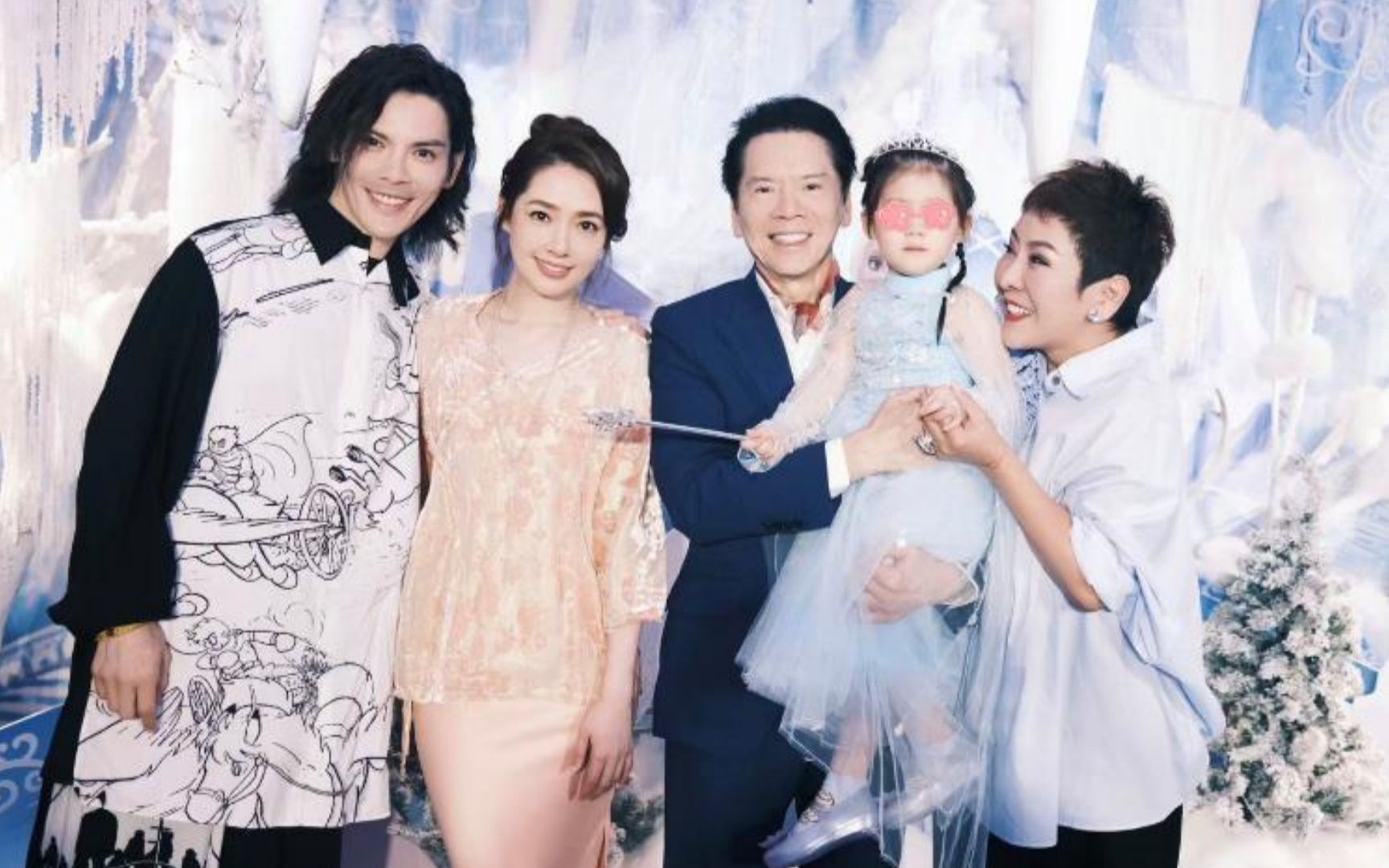 向佐带女儿探班向太,郭碧婷低调陪同好有爱,3岁小奶黄乖巧可爱