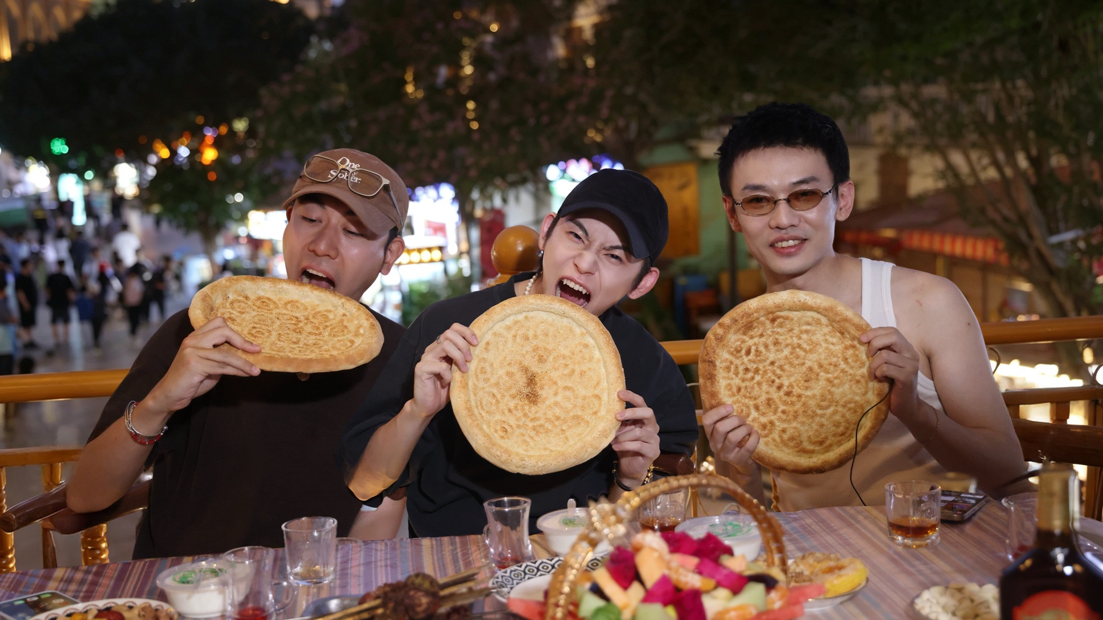 和小鬼，去新疆的沙漠里学唱跳！