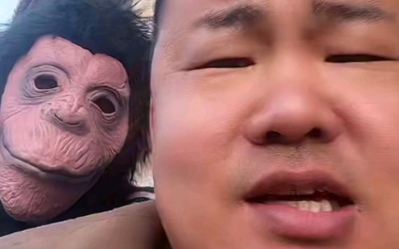 胖哥携大马猴军训"女"主播