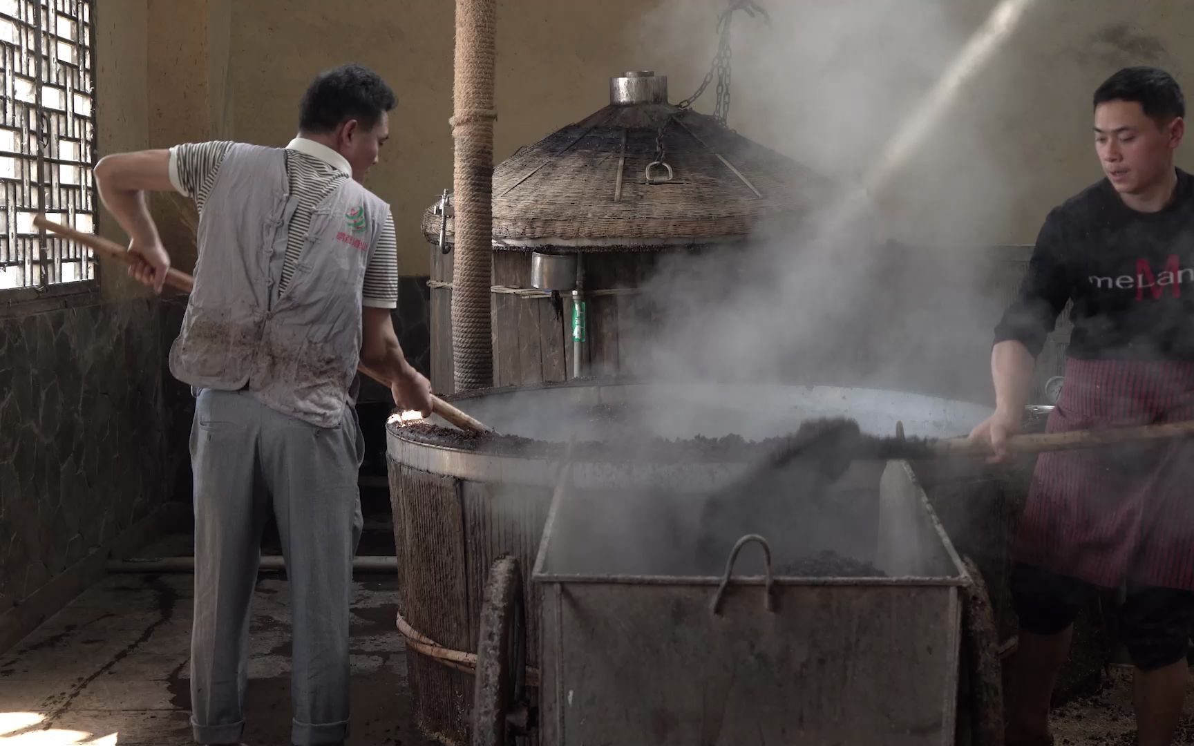 酿酒工坊工人们的日常工作