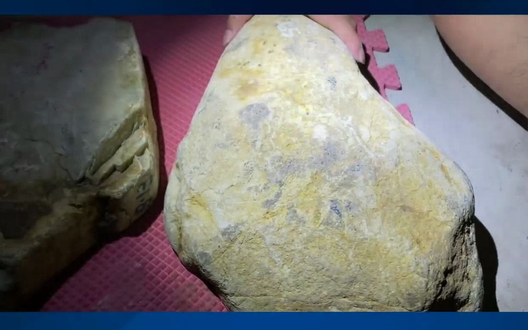 直播间购买翡翠原石骗局揭秘,氛围让人不断想尝试小心踩坑!