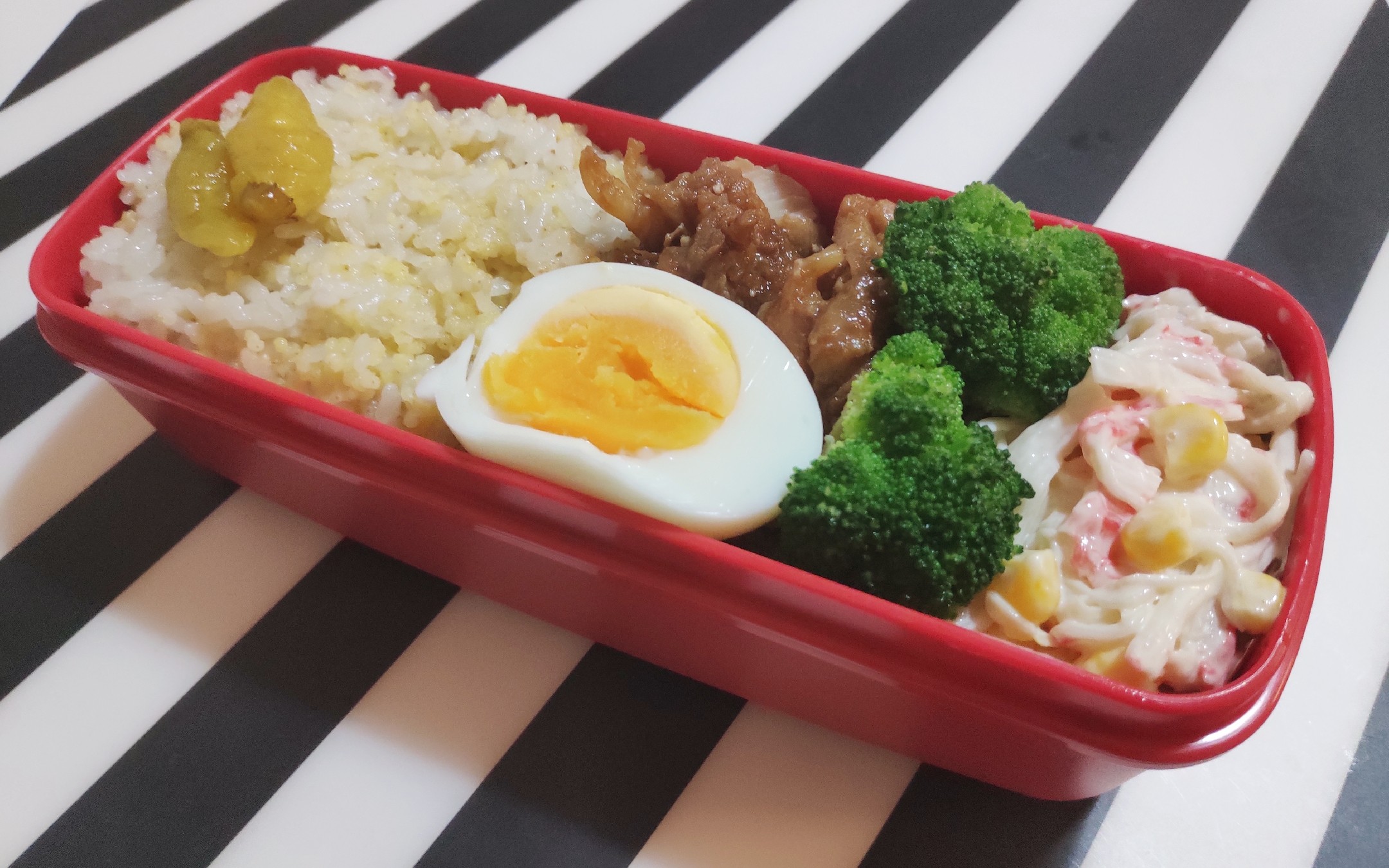 办公室便当:照烧鸡 蟹肉棒玉米粒沙拉 煮鸡蛋西兰花