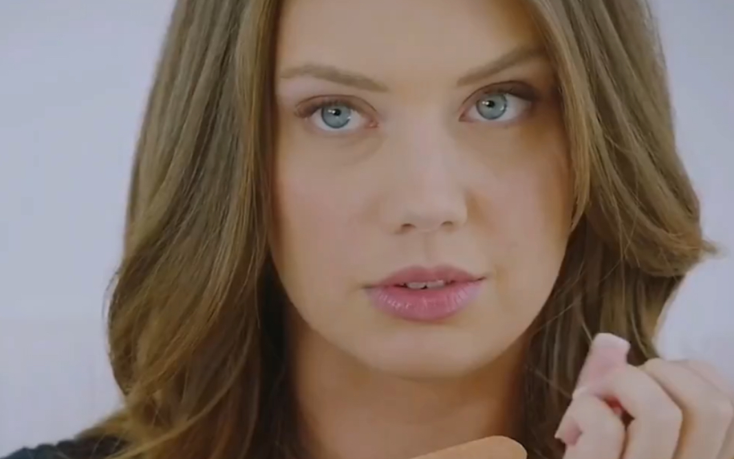 elena koshka:金发碧眼且大方,一望即情深