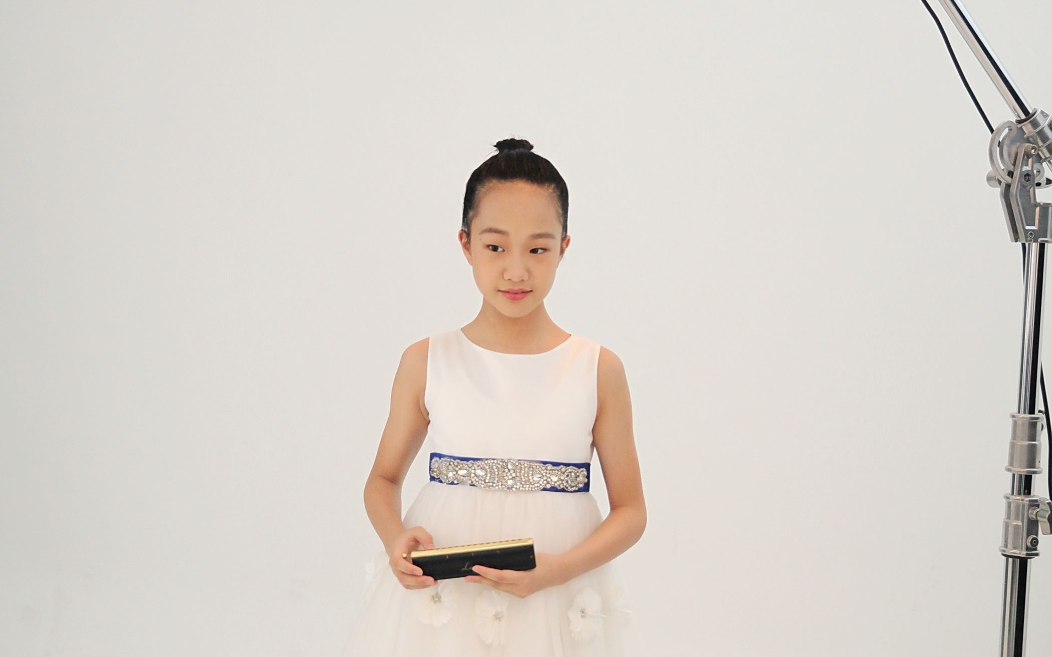 摄影灯下的吹口琴女孩敬请关注她的7月25日口琴独奏会b站直播欢迎转载