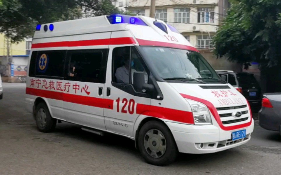 路遇南宁急救医疗中心福特全顺救护车鸣笛出警