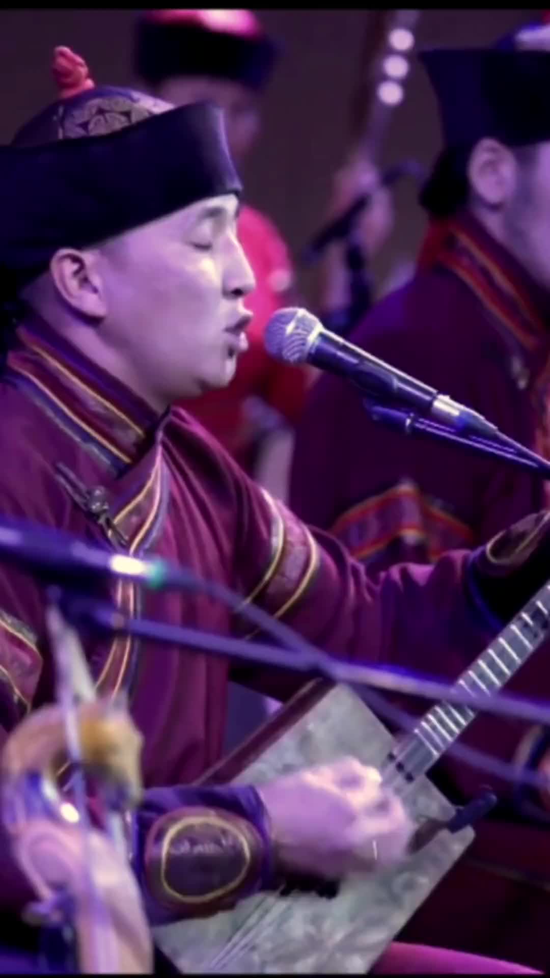 图瓦喉音艺术家展示他独特风格的呼麦solo图瓦呼麦呼麦