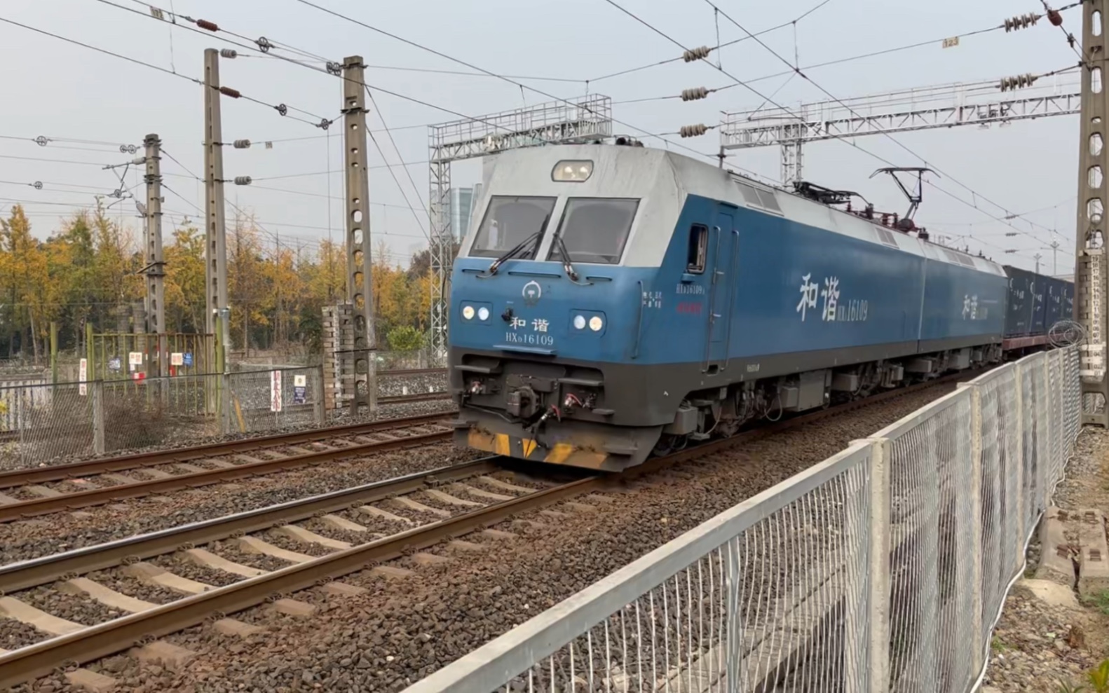 【宝成单线;成都西线】成局成段蓝精灵hxd1 6109牵引货列经宝成单线去