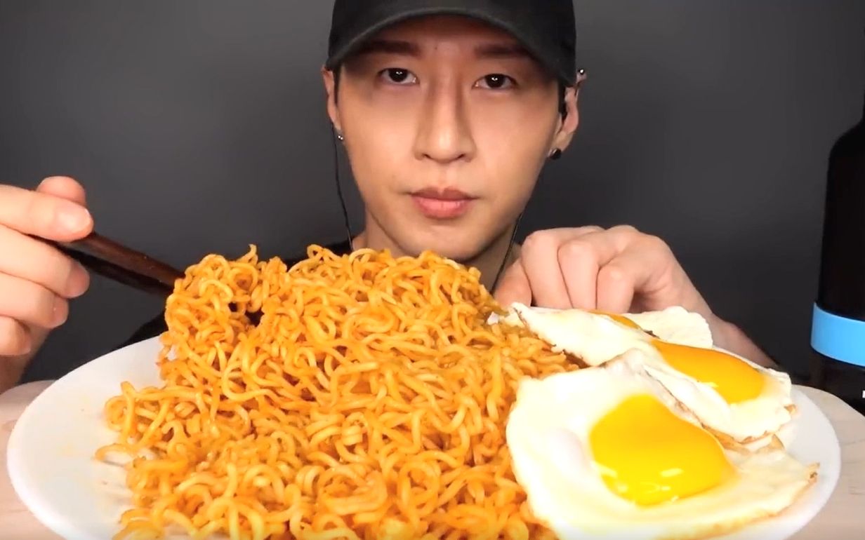 【韩国小哥哥吃播】4包变态辣火鸡面加俩煎蛋【声音好听】