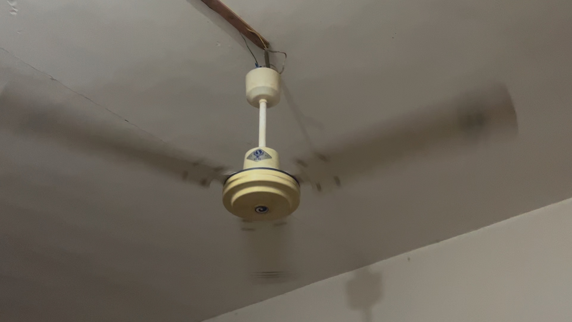 打麻将都是要原配搭子,重庆电扇厂生产的红岩吊扇也不例外了!